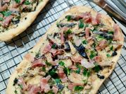 Una foto de hongos shiitake con jamon