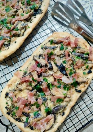 Una foto de Coca trufada de jamón con crema de shiitake y parmesano