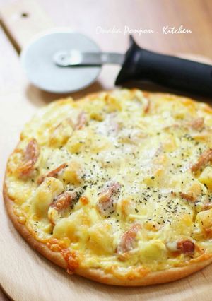 A picture of Potato Soy Sauce Butter & Egg Mayo Pizza.