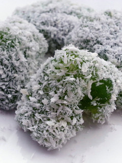 A picture of Steam Tapioca Pearl And Coconut /Kuih Sago.