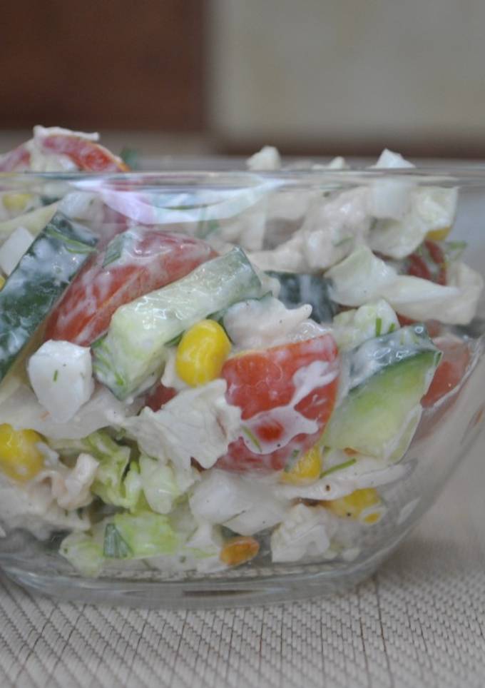 Салат із пекінської капусти з куркою, помідорами і огірками