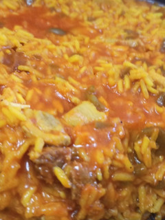 Una foto de Paella (o arroz...) con pollo y chorizo