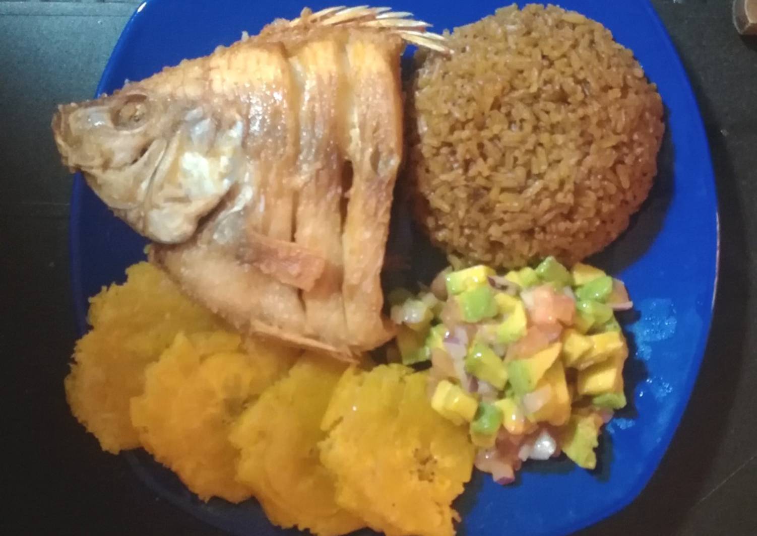 Pescado Frito Con Arroz De Coco