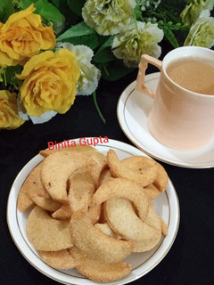 सूजी की खस्ता नमकीन (suji ki khasta namkeen recipe in Hindi) रेसिपी मुख्य फोटो
