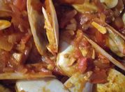 Una foto de salsa con almejas
