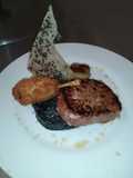 Atún con risotto negro, anca de rana y crocante de arroz