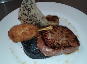 Una foto de Atún con risotto negro, anca de rana y crocante de arroz