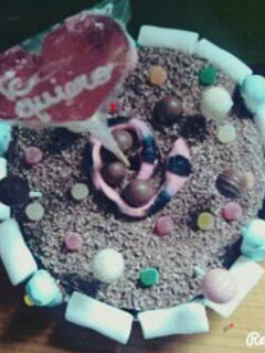 Una foto de Tarta de nutella con bizcocho y chuches