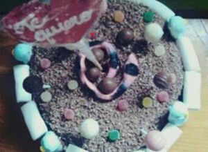 Una foto de Tarta de nutella con bizcocho y chuches