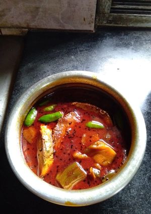 A picture of Hilsa brinjal curry.
