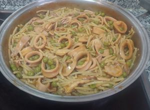 Foto principal de Fideos con sepia o calamaritos