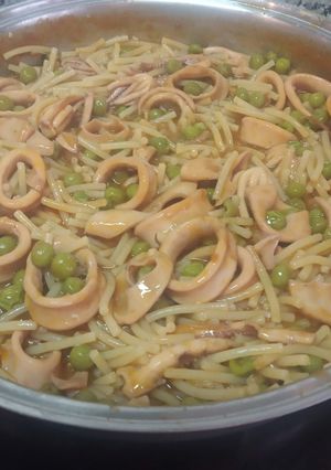 Una foto de Fideos con sepia o calamaritos