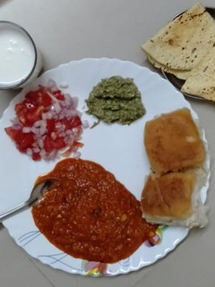 પાઉ ભાજી (pav bhaji recipe in Gujarati) રેસીપી મુખ્ય ફોટો