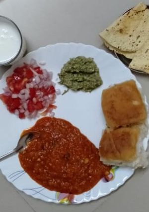 પાઉ ભાજી (pav bhaji recipe in Gujarati) રેસીપી મુખ્ય ફોટો