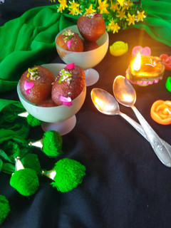 इन्टेंट गुलाब जामुन (Instant gulab jamun recipe in Hindi) रेसिपी मुख्य फोटो