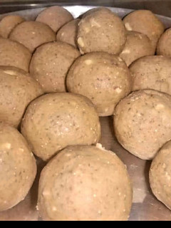 आटे के लड्डू (Aate ke ladoo recipe in hindi) रेसिपी मुख्य फोटो