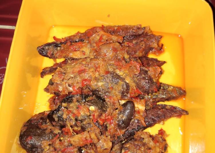 Bagaimana meracik Balado tongkol atie ampela yang Menggugah Selera