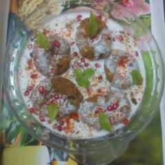 A picture of Singhare ke atte ke dahi wade.