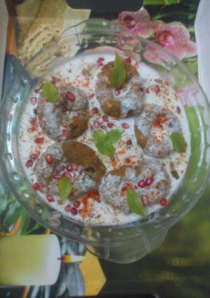A picture of Singhare ke atte ke dahi wade.