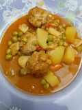 Sepia con guisantes y albóndigas