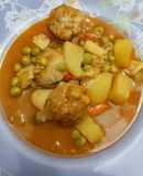 Sepia con guisantes y albóndigas