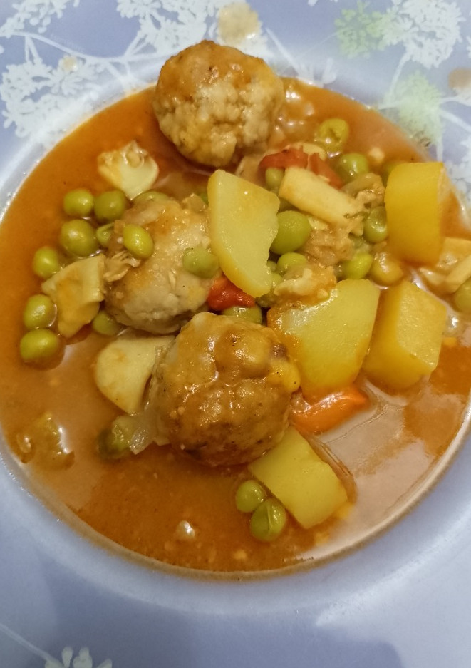 Una foto de Sepia con guisantes y albóndigas