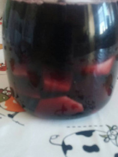 Una foto de Sangría (vino con frutas)