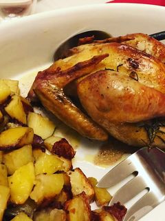 Una foto de Pollo de corral al horno al romero 🐔