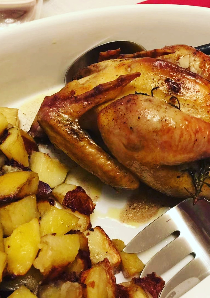 Una foto de Pollo de corral al horno al romero 🐔