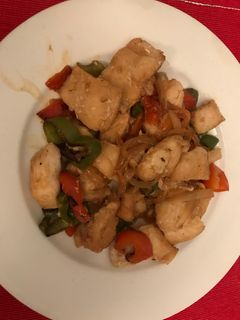 Una foto de Panga con verduras al wok