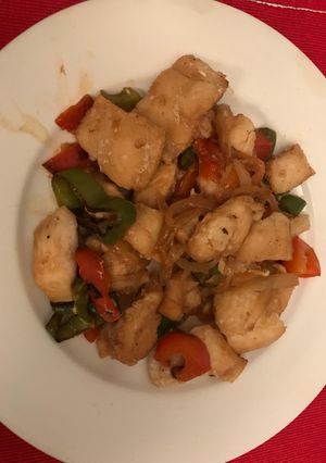 Una foto de Panga con verduras al wok