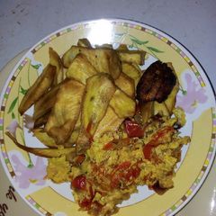 A picture of Fried potatoes and Egg sauce.