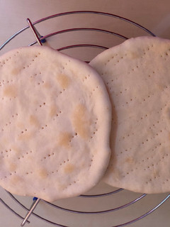 पिज़्ज़ा बेस (Pizza base recipe in hindi) रेसिपी मुख्य फोटो