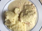 Una foto de pescado al horno con nata