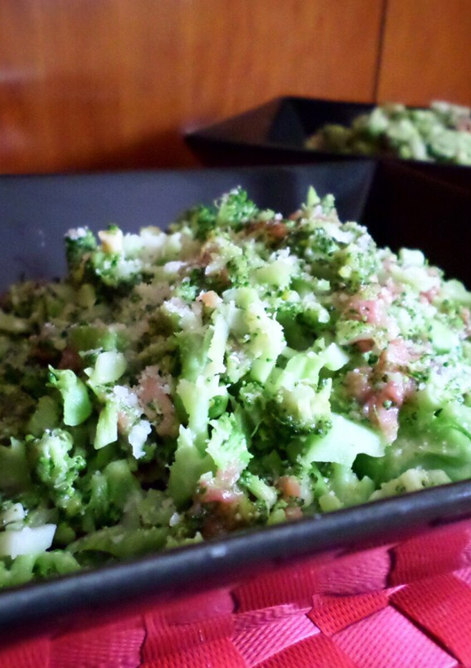 Una foto de Brócoli con jamón y parmesano