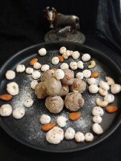 મખાના લડ્ડુ (makhana laddu recipe in gujarati) રેસીપી મુખ્ય ફોટો