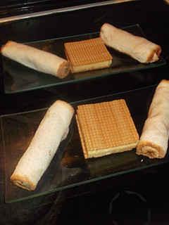 Una foto de Corte de queso y rollitos de jamón dulce