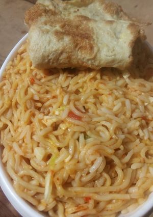 Dafadukan shinkafa da indomie da soyayyen Kwai ainihin hoton girkin