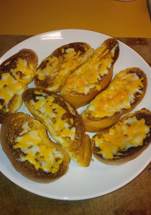 A picture of 3 min garlic cheese bread.