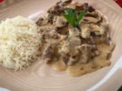 Una foto de lomo stroganoff