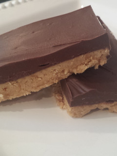 A picture of No bake peanut squares.