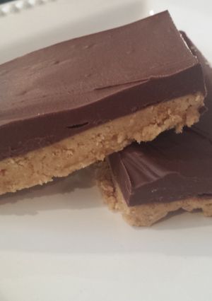 A picture of No bake peanut squares.