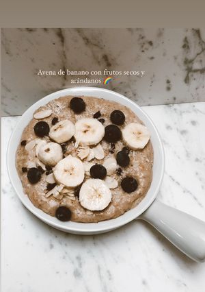 Una foto de Avena de banano 🍌, frutos secos y arándanos 🌿