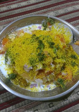 A picture of Dahi kachori.