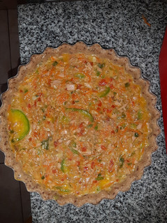Una foto de Tarta de atún y verduras con masa integral