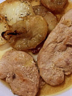Una foto de Medallones de solomillo de pavo con patatas al horno 🦃 🥔