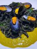 Troccoli aglio olio e nero di seppia con crema cozze e zafferano