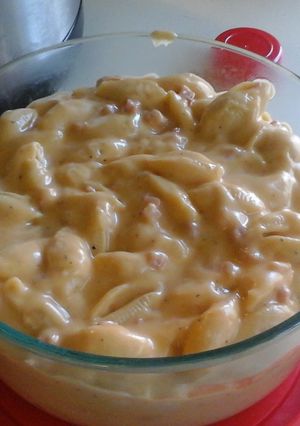 A picture of Crockpot shells and cheese with ham.