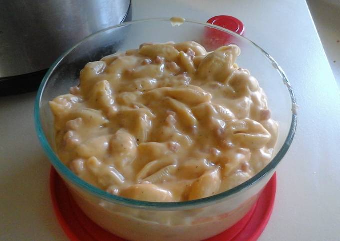 Crockpot shells and cheese with ham