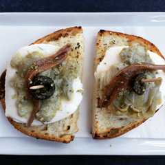 A picture of Canapé de mozzarella, alcaucil y anchoa.